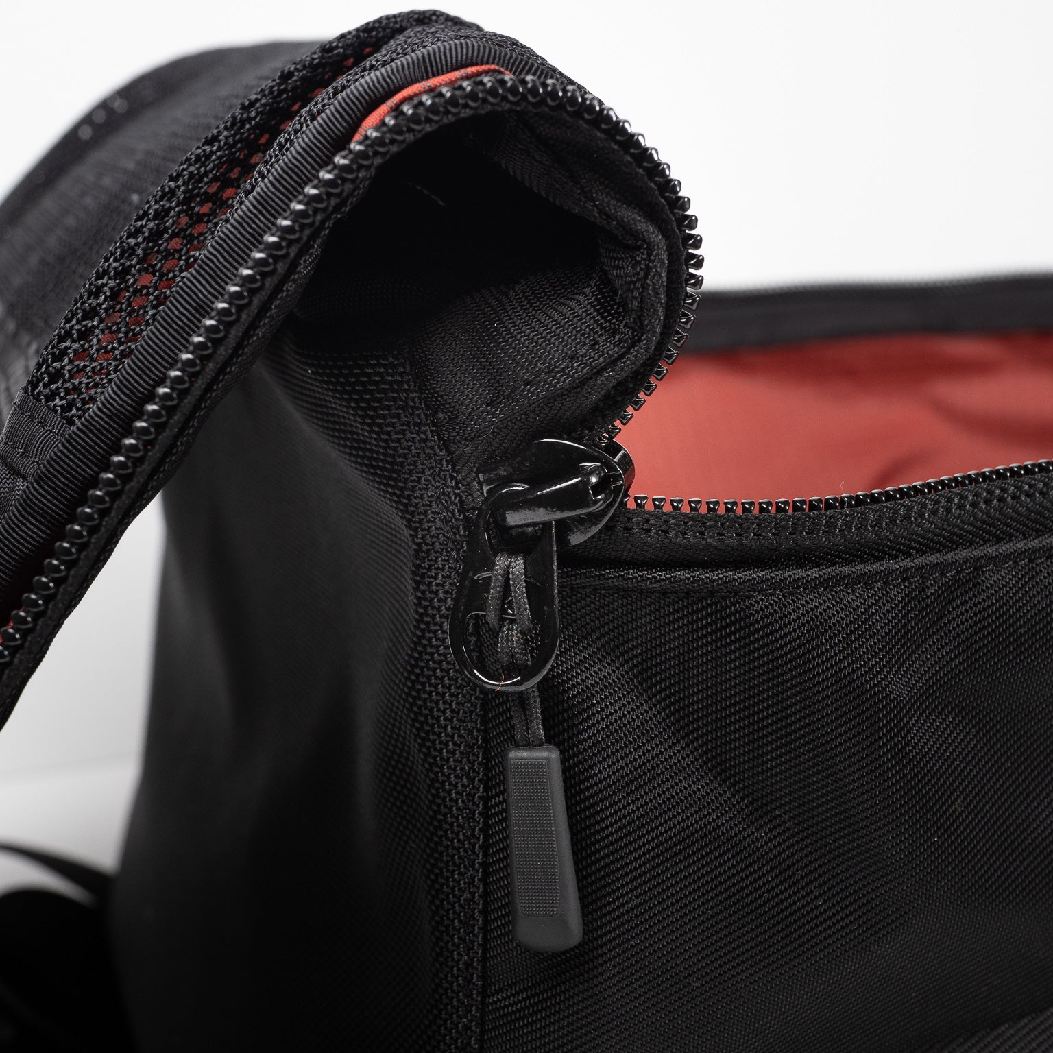 Alpha One Niner EVADE 1.5 Gen 2 25L backpack, YKK reverse-coil zipper detail